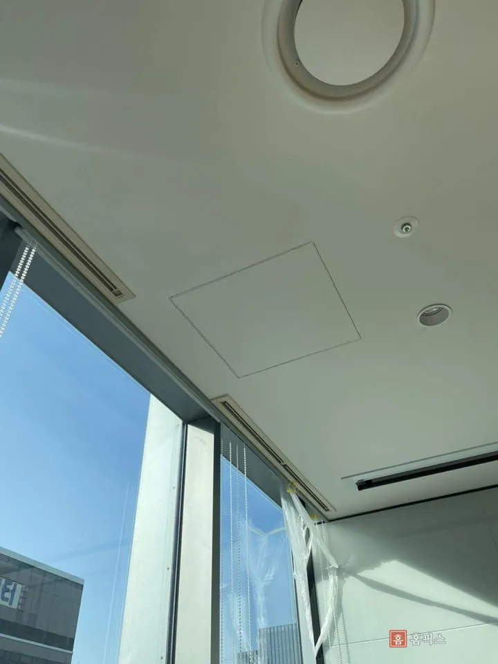 창가 디퓨저 옆 천장에 그어둔 점검구 표시선
