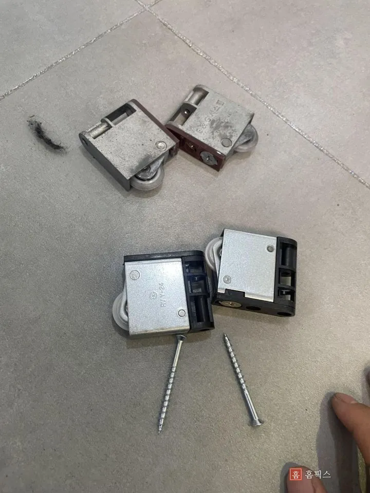 녹슨 기존 롤러와 새로 준비한 동일 규격 롤러, 고정 나사