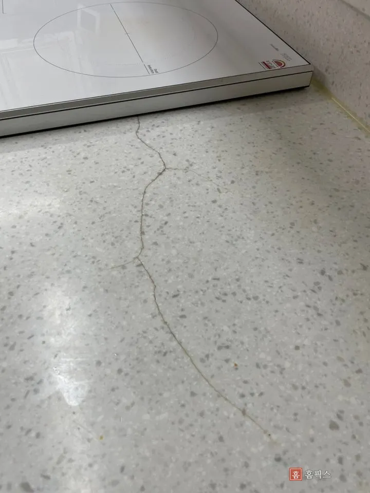상판 가운데를 가로질러 갈라진 크랙 근접 사진