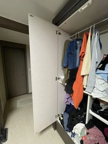 문짝을 다시 달아 열어 둔 붙박이장 전체 모습