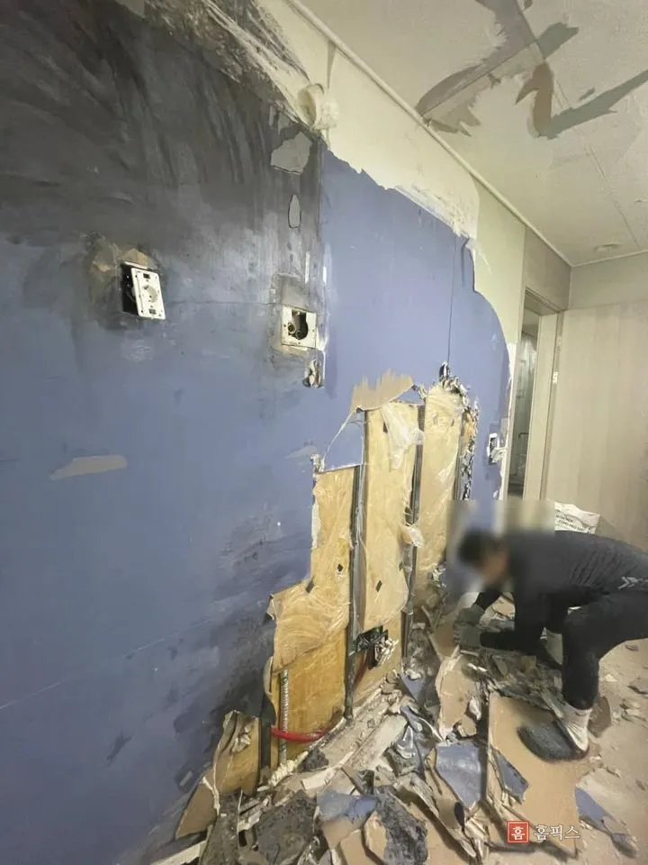 석고보드를 철거해 목재 골조와 단열재가 드러난 벽체