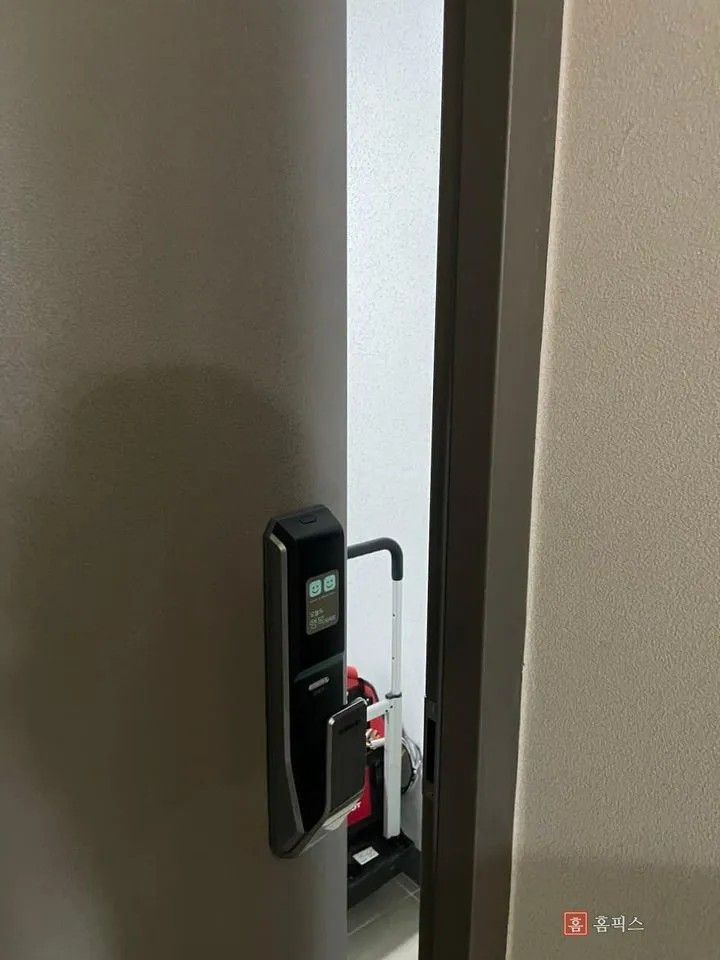 안전고리 설치 전 도어락만 달려 있는 현관문 안쪽