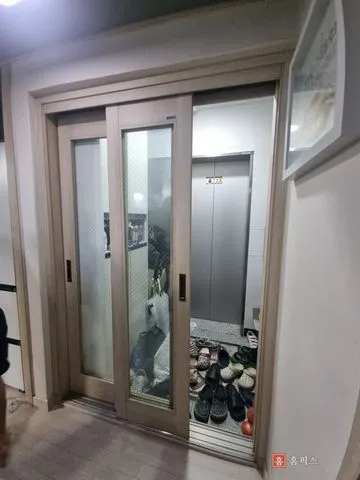 열리지 않는 상태로 멈춰 있는 현관 3연동 중문
