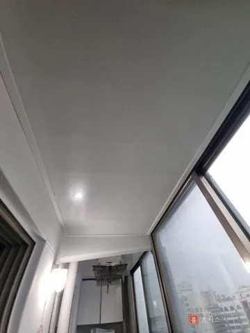 리빙보드로 마감된 흰색 베란다 천장