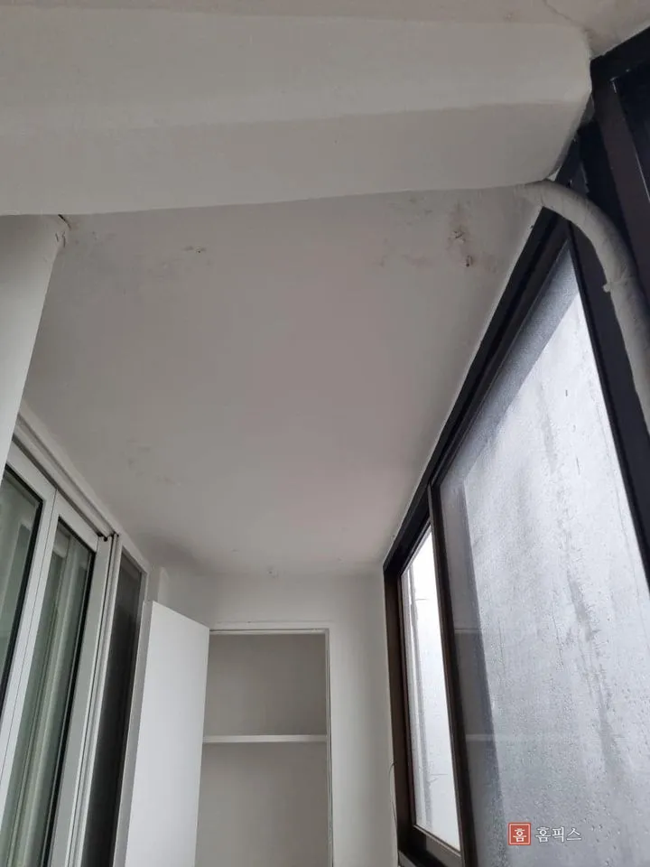 전등과 건조대를 다시 단 베란다 내부