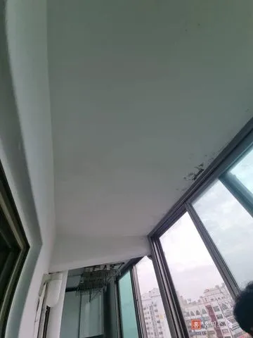 결로로 페인트가 부풀고 검게 번진 베란다 천장 모서리