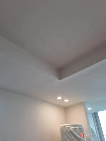 도배까지 마감한 우물천장 모서리