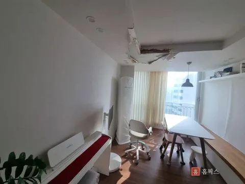 벽지와 석고보드가 터져 늘어진 거실 우물천장