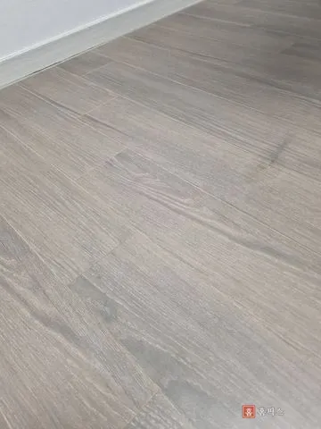 복원을 마친 거실 마루 바닥