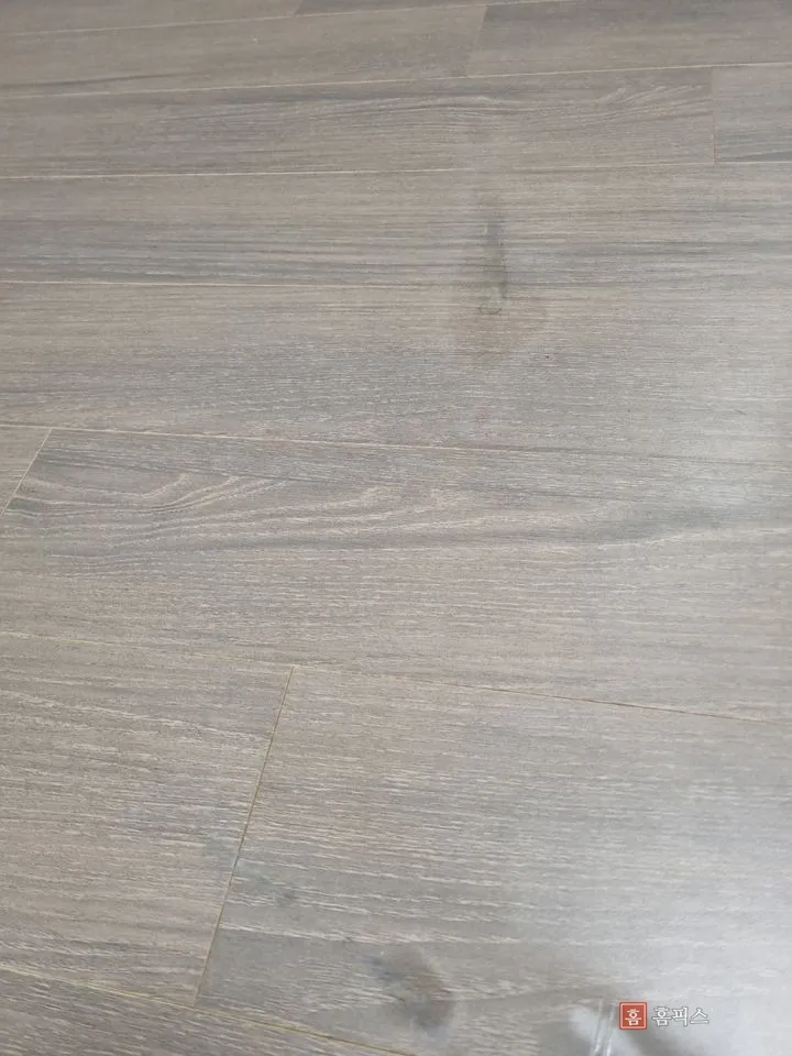 색과 무늬를 맞춰 자국이 드러나지 않는 마루 표면