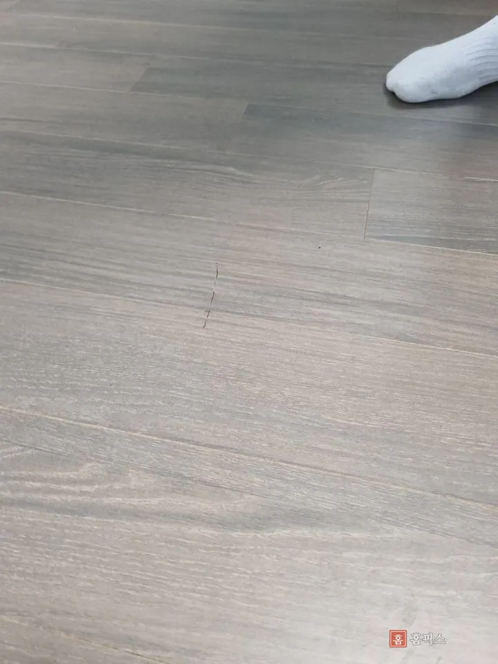결 방향으로 짧고 깊게 파인 마루 상처