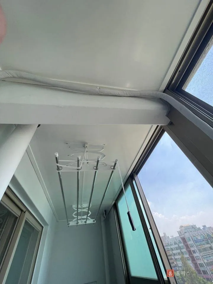 건조대와 전등을 다시 달아 마무리한 베란다 천장 전경