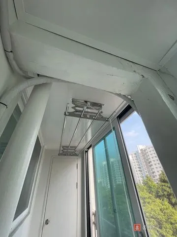 시공을 마친 천장과 다시 설치한 건조대