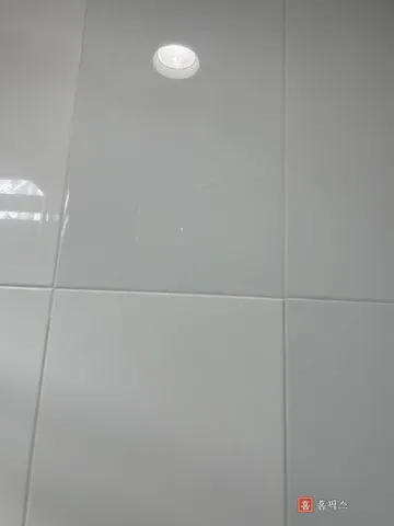 교체가 끝난 욕실 벽타일 상단부