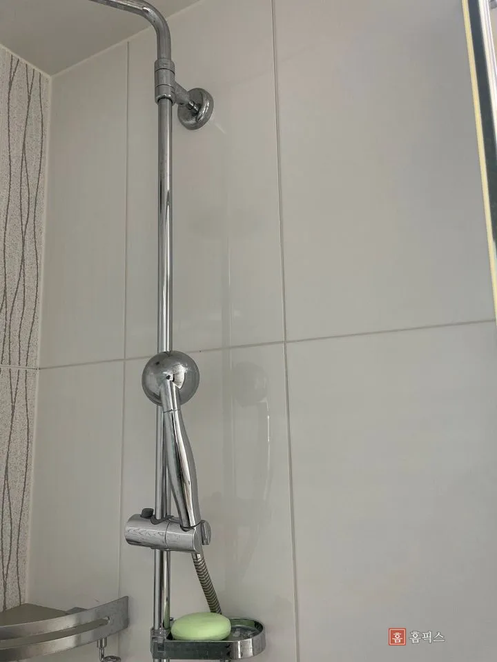 샤워기가 설치된 욕실 벽면 전체 모습