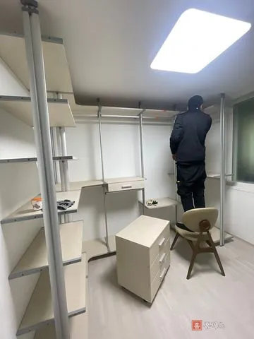 선반과 서랍장까지 설치된 드레스룸 전경