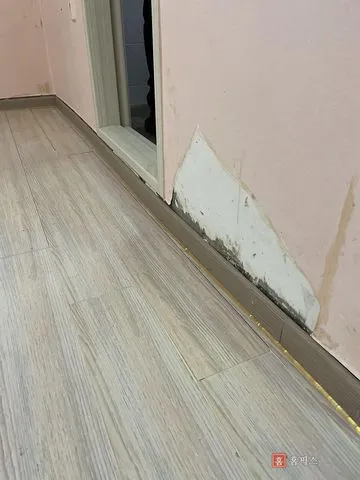 새 걸레받이를 붙이고 바닥 이음새를 실리콘으로 마감한 모습