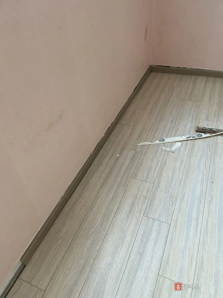 몰딩을 모두 철거해 벽 아래가 드러난 방 내부