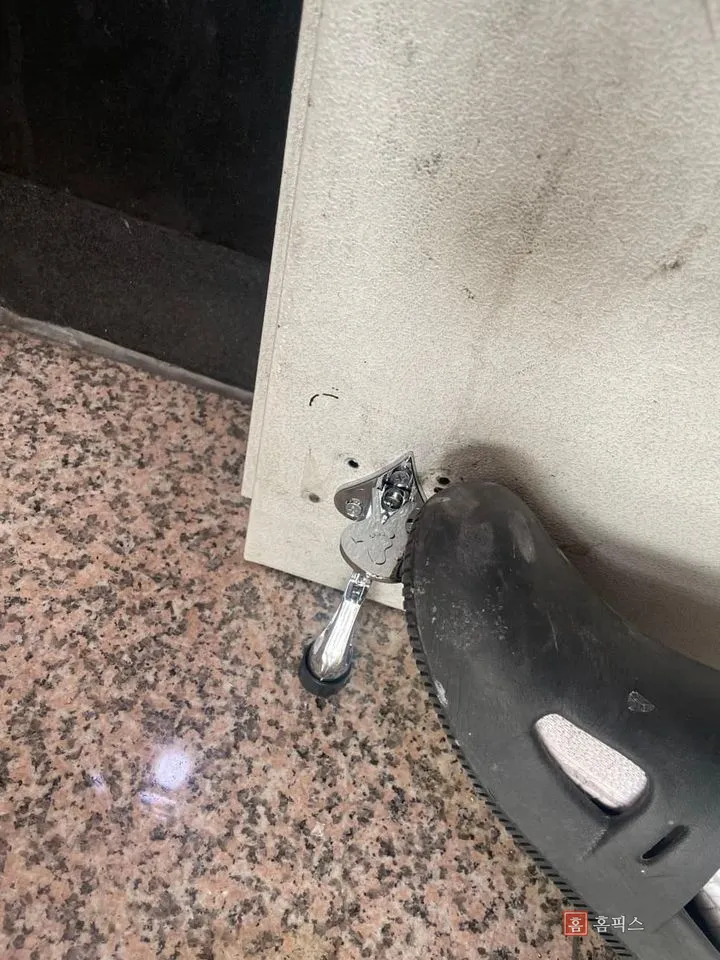 발로 눌러 스토퍼 작동을 확인하는 모습