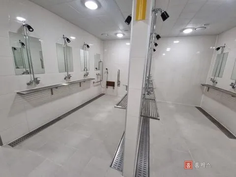 벽면을 따라 길게 설치된 스텐 선반