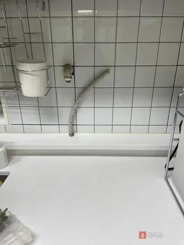 벽면 가스 밸브와 연결 전 늘어진 가스 호스