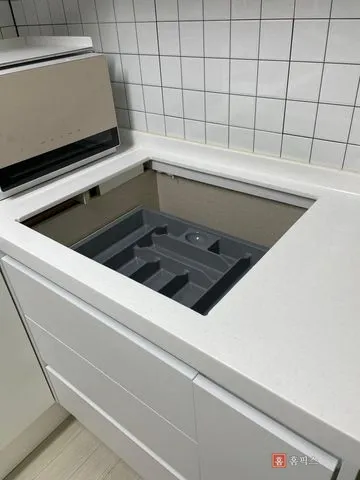 하이라이트를 철거해 비어 있는 싱크대 상판 타공 자리