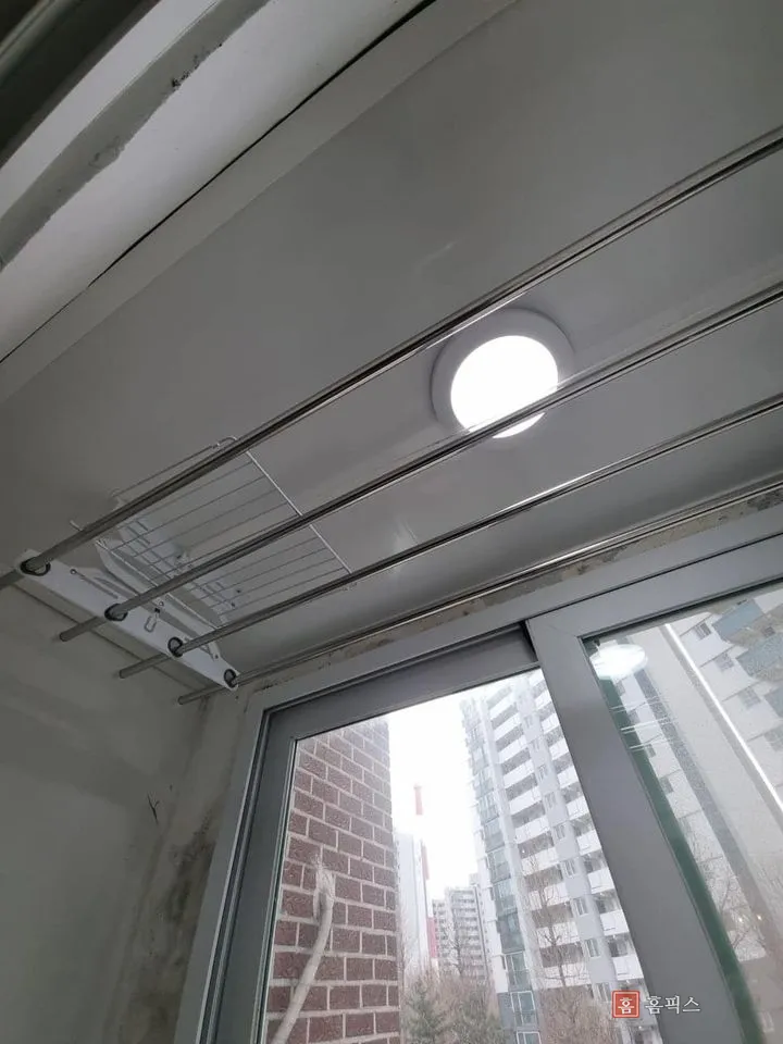 몰딩까지 마감된 흰색 리빙보드 천장