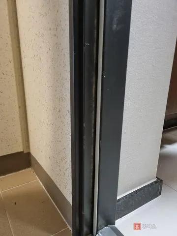 교체를 마친 문틀 하부, 홈에 흰색 가스켓이 자리잡은 모습