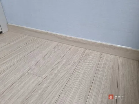 보수를 마치고 이음새가 보이지 않는 걸레받이 몰딩