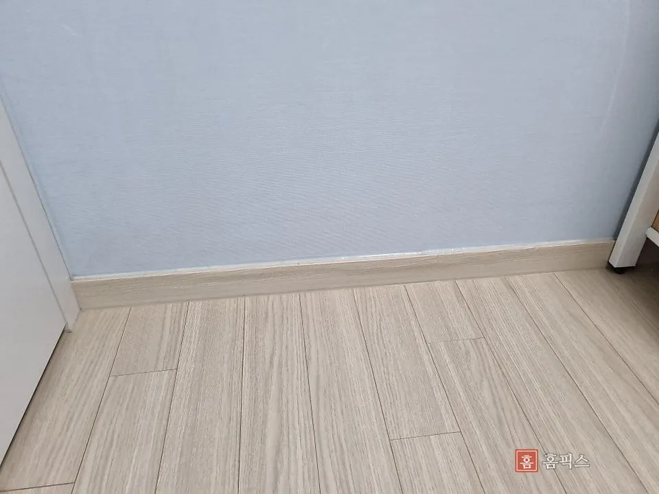 벽 모서리까지 색과 면이 정리된 완료 후 걸레받이