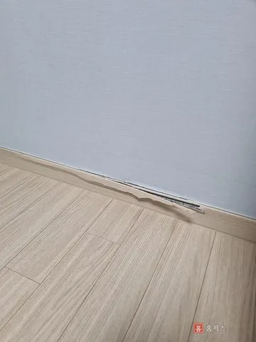 아래쪽이 길게 쪼개져 속이 드러난 방 걸레받이 몰딩