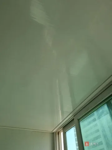 리빙보드로 마감이 끝난 베란다 천장과 창 쪽 몰딩