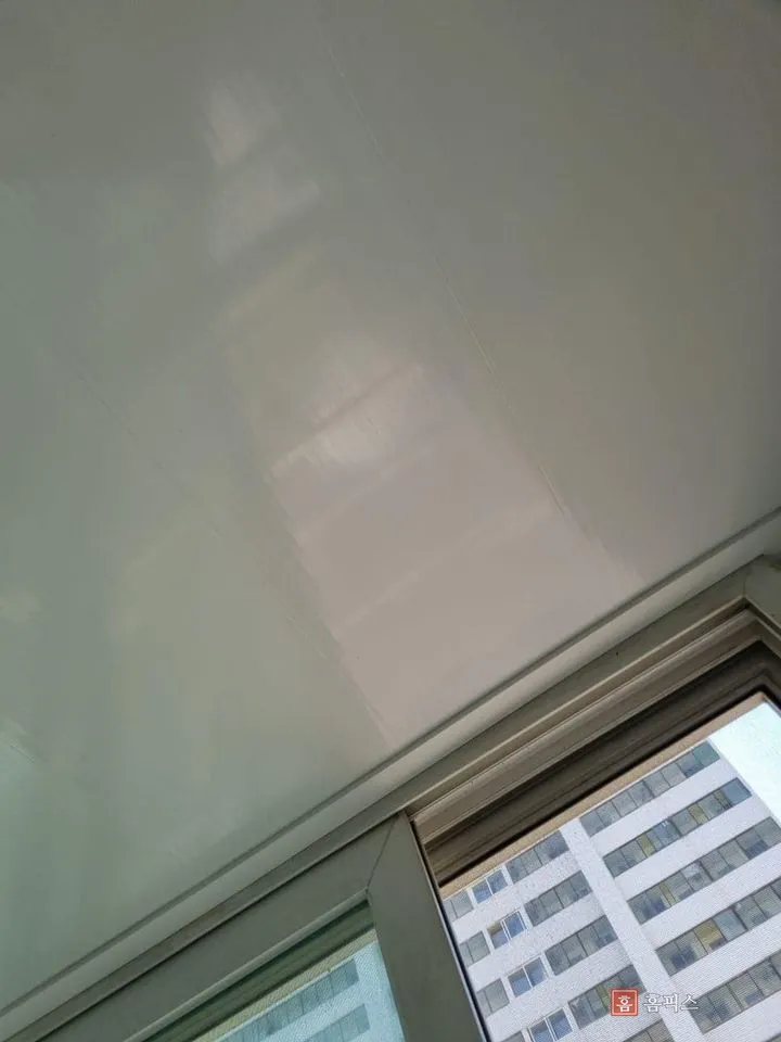 흰색 리빙보드가 깔린 천장 이음새와 모서리 마감 상태