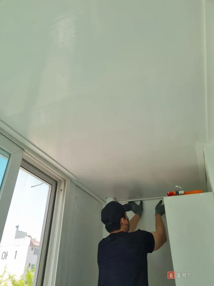 벽 쪽 마지막 리빙보드를 맞춰 넣는 작업 모습
