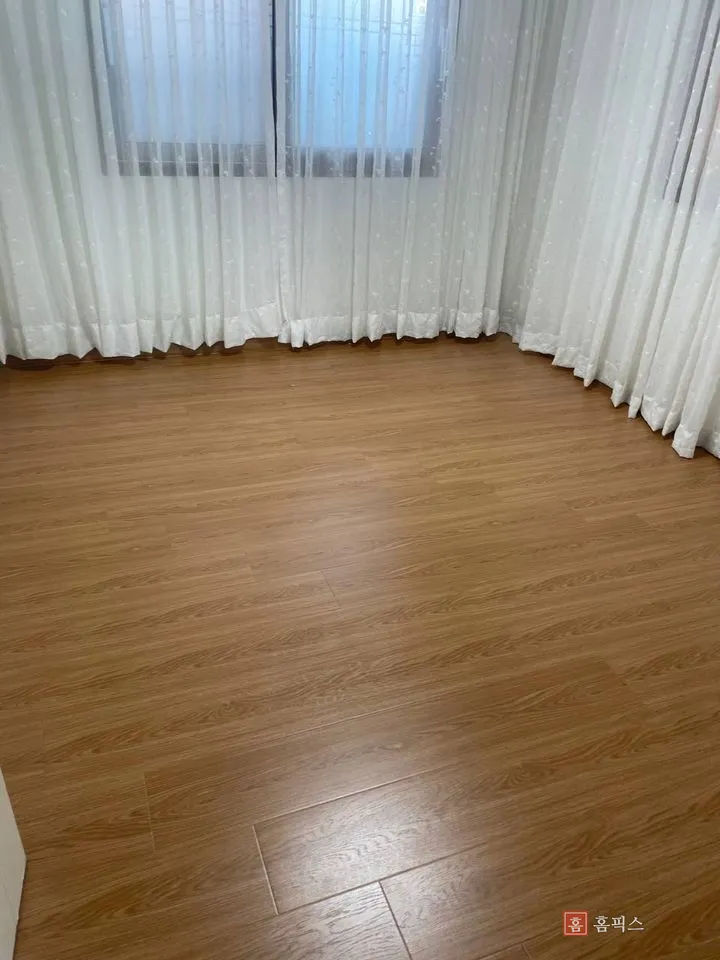 침대를 들어낸 뒤 비워진 방 바닥