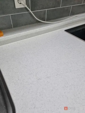 연마와 광택을 마친 상판 표면