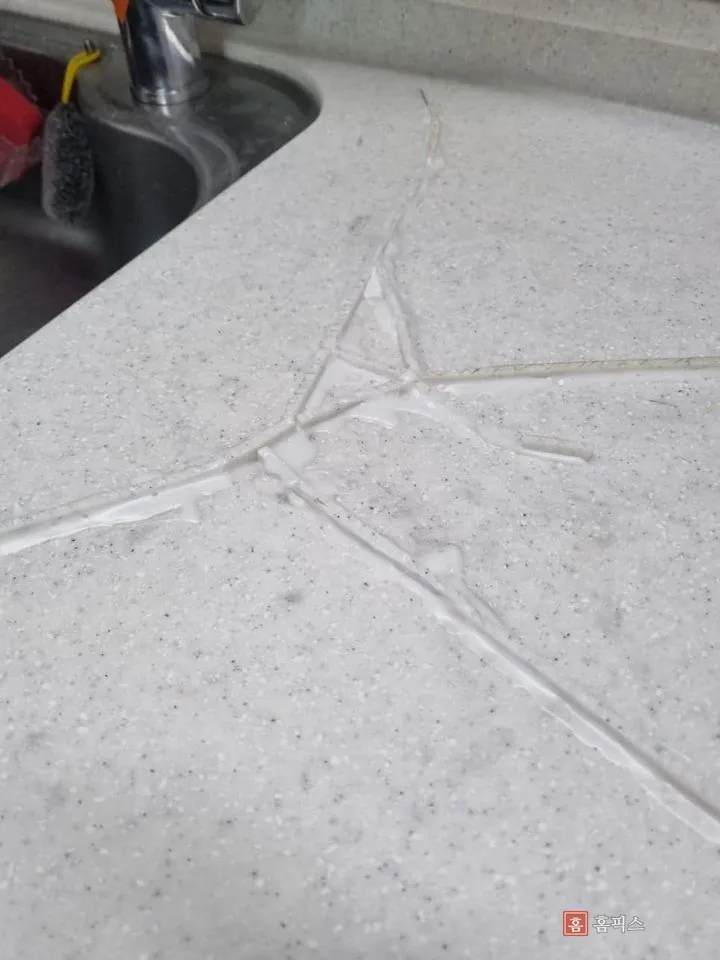 균열 선을 따라 대리석 스틱과 접착제로 채워 넣은 상태