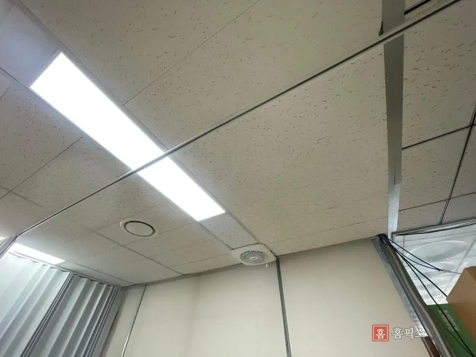 부분교체가 끝나 이음새가 정리된 천장 전경