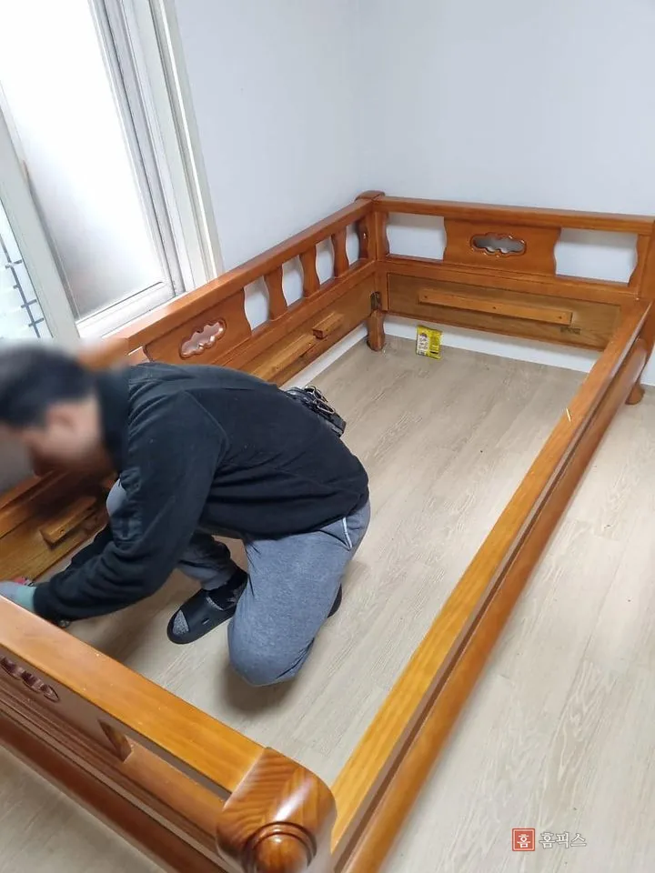 작업자가 프레임 결합부를 분리하는 모습