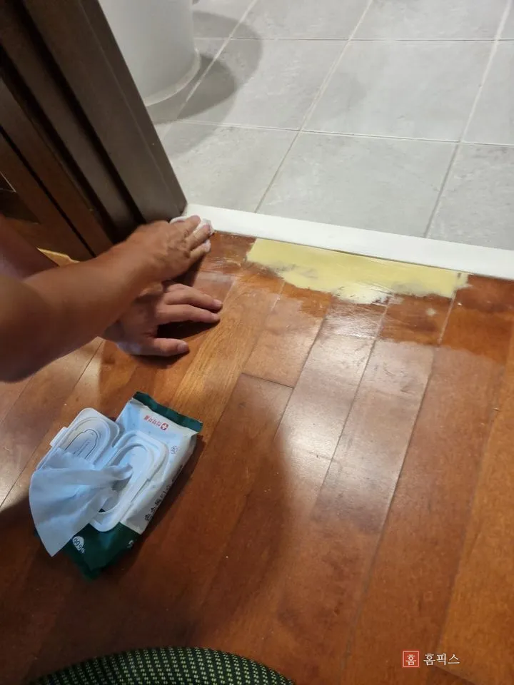 퍼티로 메운 자리 주변을 닦아내는 작업 중 모습