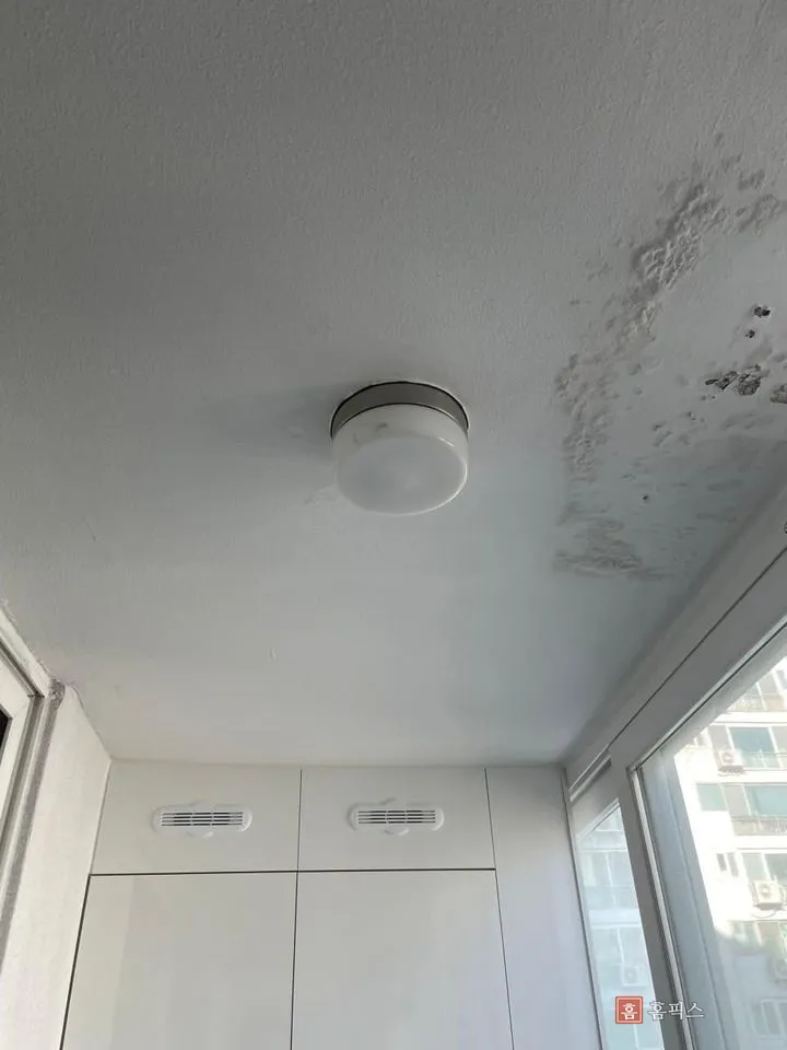 전등 주변까지 도막이 박리된 작업 전 천장