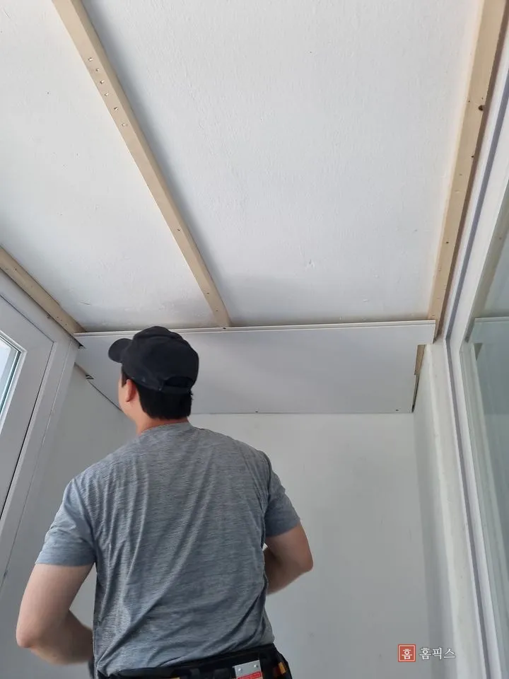 기존 천장에 목재 골조를 잡고 리빙보드를 올리는 모습