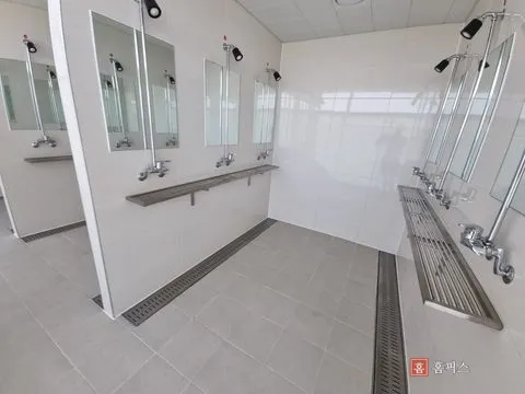 선반 설치가 완료된 샤워실 전경