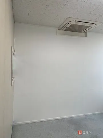 도색까지 마친 흰색 가벽과 에어컨 주변 마감