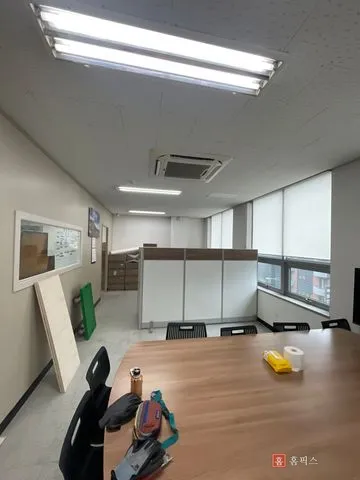 파티션으로만 나뉘어 있던 세로로 긴 사무실 작업 전 모습