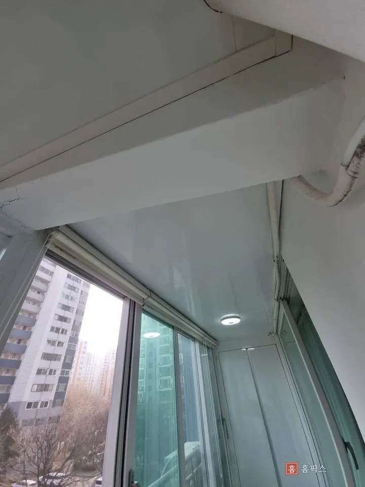 전등까지 설치를 마친 베란다 천장 전경