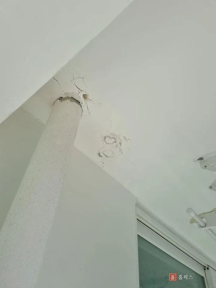 기둥이 닿는 천장 모서리에 생긴 균열과 자국