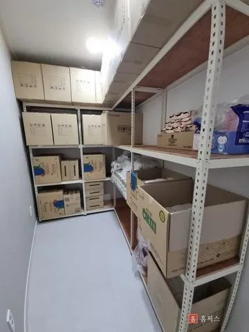 설치를 마치고 박스를 올려 정리한 ㄱ자 앵글선반