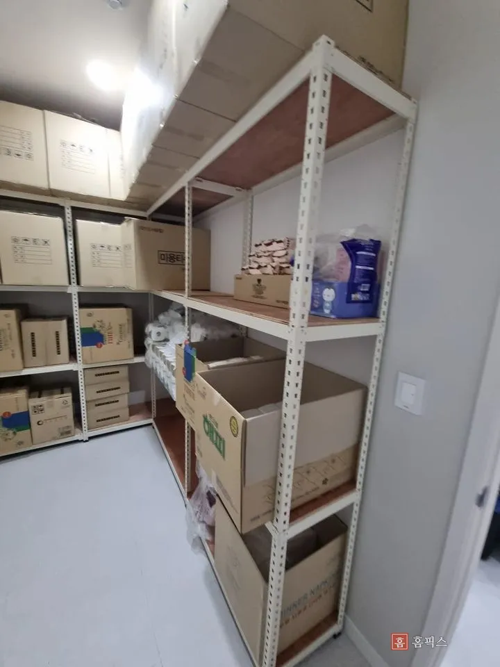 통로 쪽에서 본 완성된 앵글선반과 정리된 수납 상태
