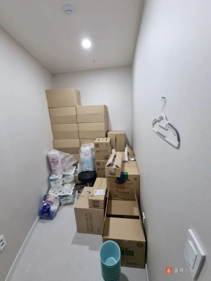 선반 설치 전 좁고 길쭉한 창고 내부 전경